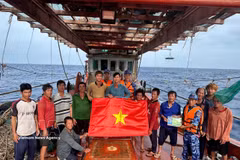 Ho Chi Minh City’s maritime enforcement forces distribute national flags and conduct IUU awareness campaigns for fishermen operating at sea. (Photo: VNA)