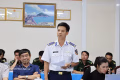 A representative of the Coast Guard speaks at the meeting. (Photo: VNA)