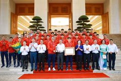 Prime Minister Le Minh Hung and members of Vietnam’s national U17 men’s football team pose for a group photo. (Photo: VNA)