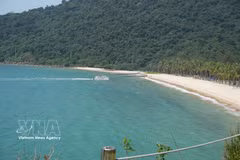 Cu Lao Cham greets visitors with sparkling turquoise waters, silky white-sand beaches and dense primary forests. (Photo: VNA)