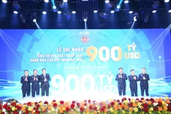 At the Vietnam Customs’ ceremony on December 25 to mark the country’s foreign trade surpassing 900 billion USD for the first time (Photo: VietnamPlus)