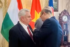 Vietnamese Ambassador to Hungary Bui Le Thai presents the Friendship Order to Chairman Botz László and Permanent Vice Chairman Váraljai Márton of the Hungary-Vietnam Friendship Association. (Photo: VNA)