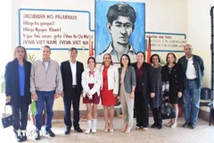 The Vietnamese Embassy delegation and Cuban officials at the Nguyen Van Troi primary school in Cerro district, Havana. (Photo: VNA)