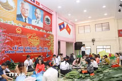 The banh chung making session at the Nguyen Du Lao-Vietnamese bilingual school (Photo: VNA)
