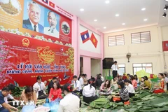 The banh chung making session at the Nguyen Du Lao-Vietnamese bilingual school (Photo: VNA)