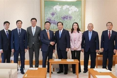 Deputy Prime Minister Le Thanh Long (fourth, left) meets with Nukaga Fukushiro, Speaker of the House of Representatives of Japan. (Photo: VNA)