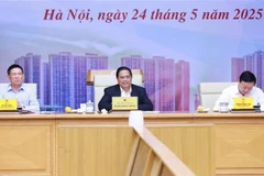 PM Pham Minh Chinh (middle) speaks at the meeting. (Photo: VNA)