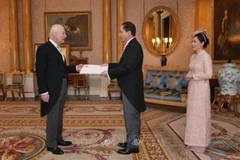 Ambassador Do Minh Hung presents his credentials to King Charles III (right) at Buckingham Palace on February 20. (Photo: VNA)