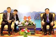 Politburo member, Chairman of the Central Theory Council and President of the Ho Chi Minh National Academy of Politics (HCMA) Nguyen Xuan Thang (R) hosts Chen Gang, member of the Central Committee of the Communist Party of China (CPC) and Secretary of the CPC Committee of China’s Guangxi Zhuang Autonomous Region (Photo: VNA)