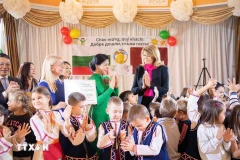 Ngo Phuong Ly (in green), spouse of Party General Secretary To Lam and Desislava Radeva, spouse of Bulgarian President Rumen Radev (right) meet with children at the Zvanche Kindergarten No. 2 in the capital Sofia on October 23 (Photo: VNA)