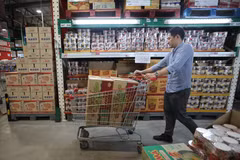 A shopper browses a supermarket in Bangkok, Thailand. (Photo: Xinhua/VNA)