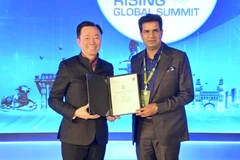 Pham Sanh Chau (L), CEO of Vingroup Asia and VinFast Asia, and Sanjay Kumar, IAS, Special Chief Secretary to the Government, Government of Telangana at the signing ceremony. (Photo: Vingroup)