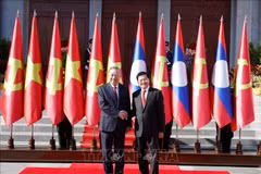 General Secretary of the Lao People’s Revolutionary Party (LPRP) Central Committee and President of Laos Thongloun Sisoulith (Right) welcomes General Secretary of the Communist Party of Vietnam (CPV) Central Committee To Lam during his state visit to Laos. (Photo: VNA)