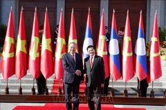 General Secretary of the Lao People’s Revolutionary Party (LPRP) Central Committee and President of Laos Thongloun Sisoulith (Right) welcomes General Secretary of the Communist Party of Vietnam (CPV) Central Committee To Lam during his state visit to Laos. (Photo: VNA)