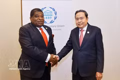 National Assembly Chairman Tran Thanh Man (right) meets with IPU Secretary-General Martin Chungong on April 17 on the sidelines of the 152nd IPU Assembly (IPU-152) in Istanbul, Türkiye. (Photo: VNA)