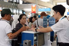 At Noi Bai International Airport in Hanoi (Photo: VNA)