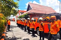 Indonesian rescue teams are deployed to search for a missing helicopter in West Kalimantan province on April 16, 2026. (Photo: Xinhua/VNA)