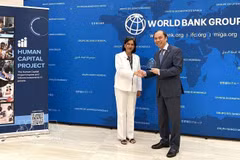 The World Bank Vice President for Human Development presents the award recognising Vietnam as one of the top-performing countries in the HCI+ among peers at similar income levels to Vietnamese Ambassador to the US Nguyen Quoc Dung (right) (Photo: VNA)