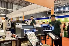 Many automated machines and equipment are displayed at the 23rd Vietnam International Printing and Packaging Industry Exhibition (VietnamPrintPack 2025) (Illustrative image. Source: VNA)