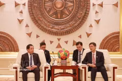 Politburo member and Secretary of the Hanoi Communist Party of Vietnam Committee Tran Duc Thang meets with Chen Gang, member of the Communist Party of China (CPC) Central Committee, Secretary of the CPC Committee and Chairman of the Standing Committee of the People’s Congress of the Guangxi Zhuang Autonomous Region, while accompanying Party General Secretary and State President To Lam on a state visit to China. (Photo: VNA)