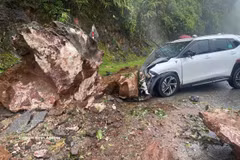 Prolonged heavy rain caused a landslide that sent rocks falling onto a car traveling on the road at Cao Pha slope, Muong Bu commune, Son La province. (Photo published by VNA)