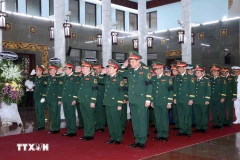 A delegation of the Central Military Commission pays tribute to General Le Van Dung. (Photo: VNA)