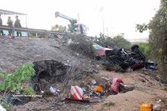 Four people die and 12 others are injured at the bus crash in Lam Dong province on April 6. (Photo: VNA)