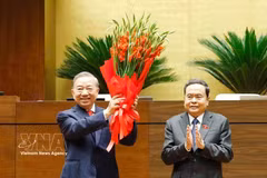 Chairman of the National Assembly Tran Thanh Man, on behalf of Party and State leaders and deputies of the 16th NA of Vietnam, presents flowers to congratulate Party General Secretary and State President To Lam on April 7. (Photo: VNA)