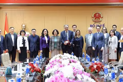 Deputy Minister of Health Nguyen Thi Lien Huong receives Professor Yazdan Yazdanpanah, Director of the French National Agency for Research on Emerging Infectious Diseases (ANRS MIE). (Photo: VNA)