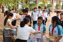 The Trung Vuong Secondary School in Phan Dinh Phung ward, Thai Nguyen province, distributes notebooks and pens to students whose supplies were lost due to flooding in October 2025. (Photo: VNA) 