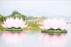 Two out of the seven giant lotus lanterns are placed on the Huong River to mark Vesak celebrations BE 2570 (Photo: VNA)