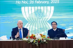 Prime Minister Pham Minh Chinh (R) and New Zealand Prime Minister Christopher Luxon attend the working lunch. (Photo: VNA)