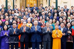 Party General Secretary and State President To Lam, other leaders and ethnic minority lawmakers of the 16th legislature at the meeting on April 20 (Photo: VNA)