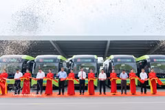 Delegates cut the ribbon to inaugurate the operation of electric bus route No. 43. (Photo: VNA)