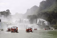 The cross-border tourism area Ban Gioc (Vietnam) – Detian (China) Waterfalls attracts thousands of visitors each day. (Photo: VNA)