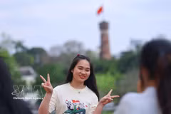A visitor poses for check-in photos while touring the World Heritage Site of the Thang Long Imperial Citadel. (Photo: VNA)