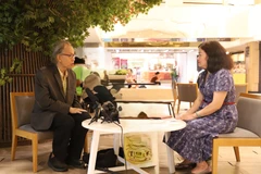 Thai scholar Kavi Chongkittavorn (left) in an interview granted to the Vietnam News Agency ahead of Thai Prime Minister Paetongtarn Shinawatra’s official visit to Vietnam. (Photo: VNA)