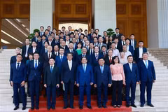 Prime Minister Pham Minh Chinh (centre, front) poses for a photo with Vietnamese officials and representatives of Japanese enterprises on August 12. (Photo: VNA)