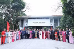 A delegation of 60 exemplary overseas Vietnamese from 20 countries and territories offers incense to commemorate the Hung Kings. (Photo: VNA)
