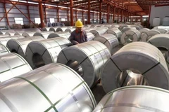 Workers inspect aluminum coils at a warehouse in an industrial zone in Shandong province, China. (Source: REUTERS/VNA)