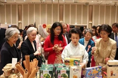 People visit the Vietnamese booth at the charity fair in Tokyo on April 23. (Photo: VNA)