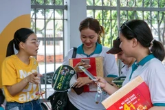 Job seekers look for employment opportunities at the “Supporting Workers 2025” programme organised by the Ho Chi Minh City Youth Employment Service Centre. (Photo: VNA)