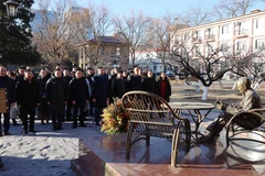 Delegates laid flowers in tribute to President Ho Chi Minh at the Vietnamese Embassy in Beijing, China (Photo: VNA) 