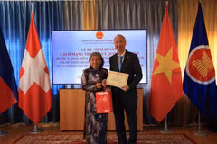 Ambassador Phung The Long (R) and Ngoc Dung Moser, General Secretary of the Vietnamese People Association in Switzerland, at the event. (Photo: VNA)