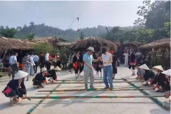 Tourists perform the bamboo dance at the Mien Village community tourism site in Ba Vi, Hanoi. (Photo: VNA)