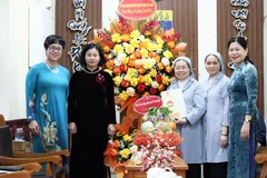 Nguyen Thi Tuyen, Vice President of the Vietnam Fatherland Front (VFF) Central Committee (second, left) visits the Sainte Paul of Chartres (SPC) nuns at the Sainte Marie institute in Hanoi on December 18 to extend Christmas greetings. (Photo: VNA)