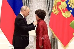 Russian President Vladimir Putin presents the Order of Friendship to Thai Huong, Chairwoman of the Strategy Council of the Vietnamese dairy giant TH Group, in Moscow on November 4 (Photo: VNA)