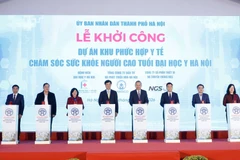 Party General Secretary To Lam (fourth, right) and delegates press the buttons to launch the construction of the Hanoi Medical University Elderly Health Care - Medical Complex in Hanoi on January 17 (Photo: VNA)