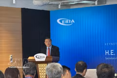 ASEAN Secretary-General Kao Kim Hourn delivers his keynote remarks at the symposium. (Photo: VNA)