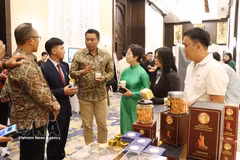 Representatives of Indonesian tourism businesses learn about the distinctive agricultural products of Lam Dong province. (Photo: VNA)